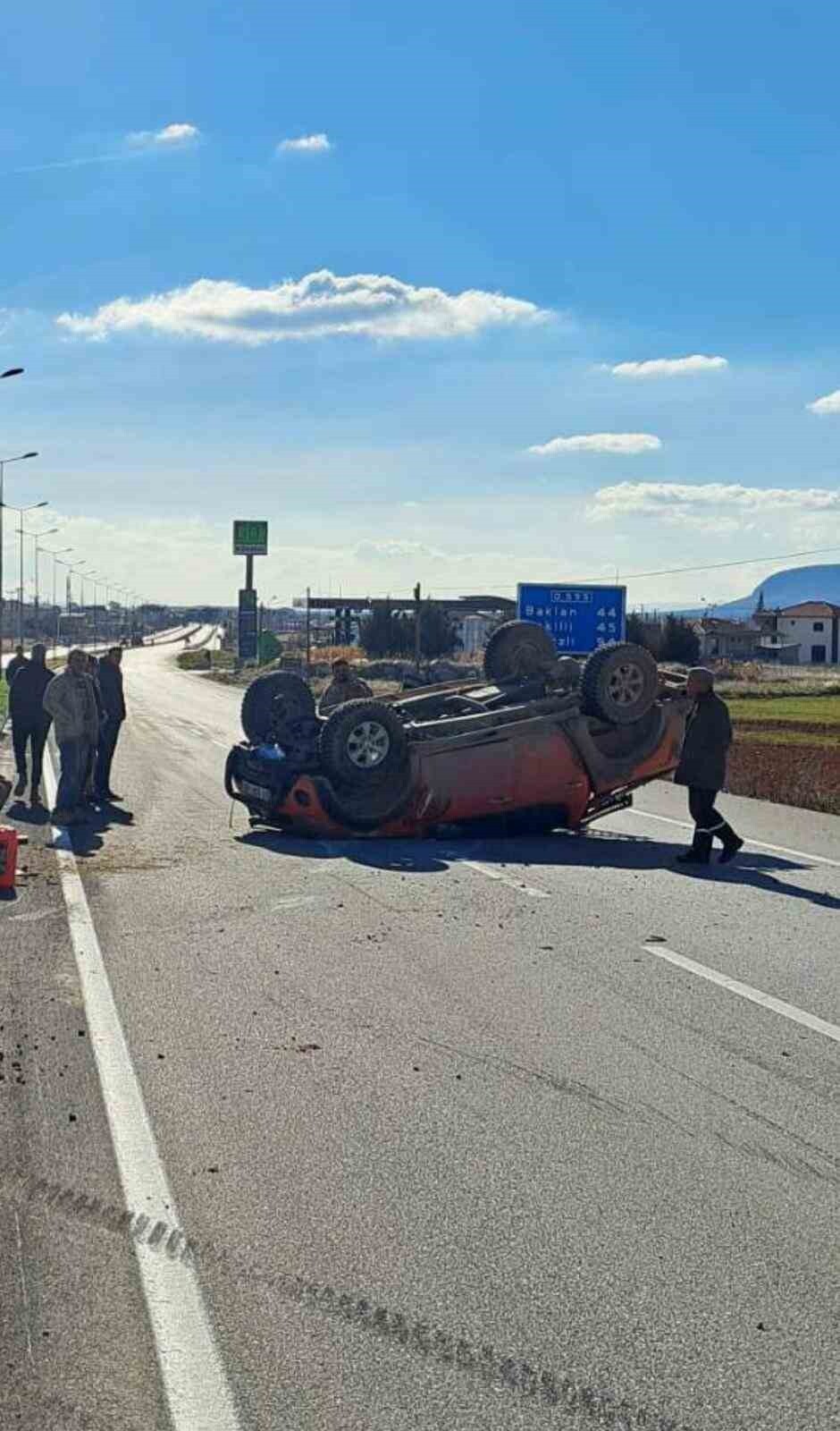 DENİZLİ’DE AKSI KIRILAN PİKAP DÜZ YOLDA TAKLA ATTI. KAZADA YARALANAN OLMADI.