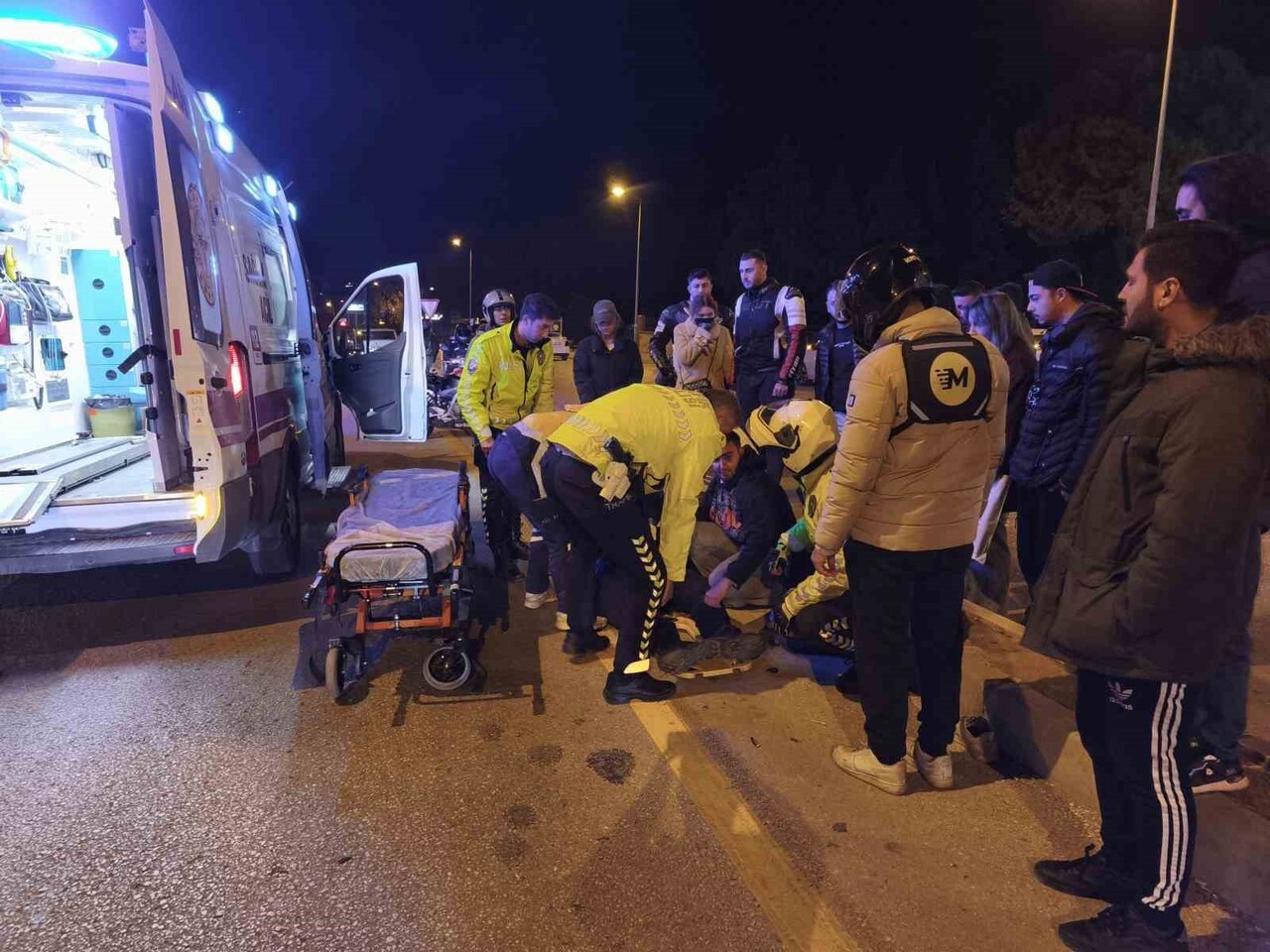 DENİZLİ’DE DİREKSİYON HAKİMİYETİNİ KAYBEDEN MOTOSİKLET SÜRÜCÜSÜ YÖN TABELASINA ÇARPTI. ÇAPMANIN...