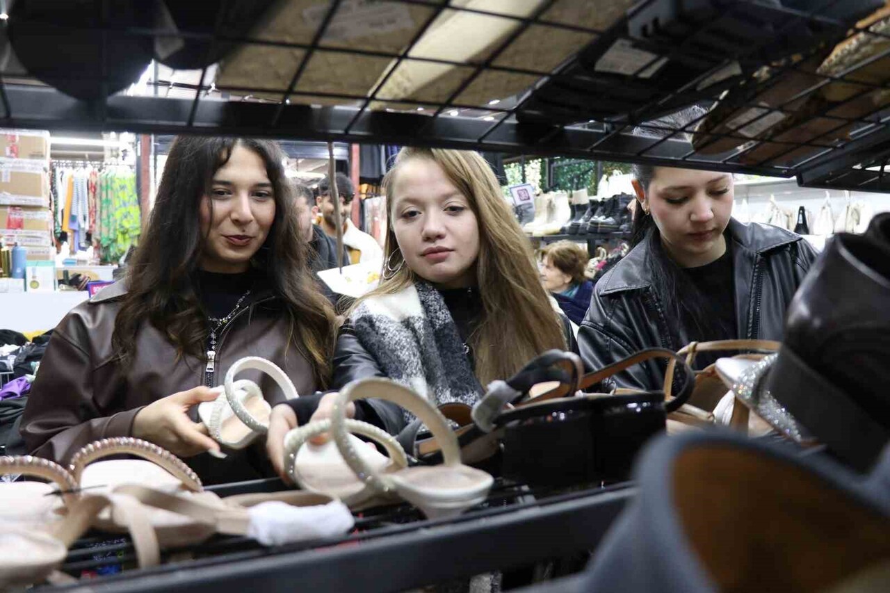 DENİZLİ’DE HAFTANIN 4 GÜNÜ AÇIK OLAN CİNKAYA ALIŞVERİŞ MERKEZİ DÜNYACA ÜNLÜ MARKALARIN ÜRETİM...