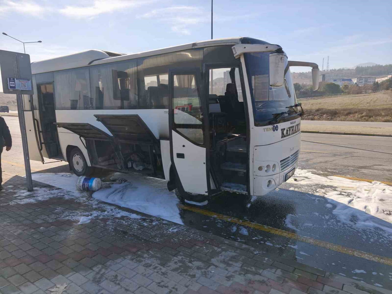 DENİZLİ’DE HAREKET HALİNDEKİ İŞÇİ SERVİSİ MİDİBÜSÜ MOTOR KISMINDAN ALEV ALDI. SERVİS SÜRÜCÜSÜNÜN...