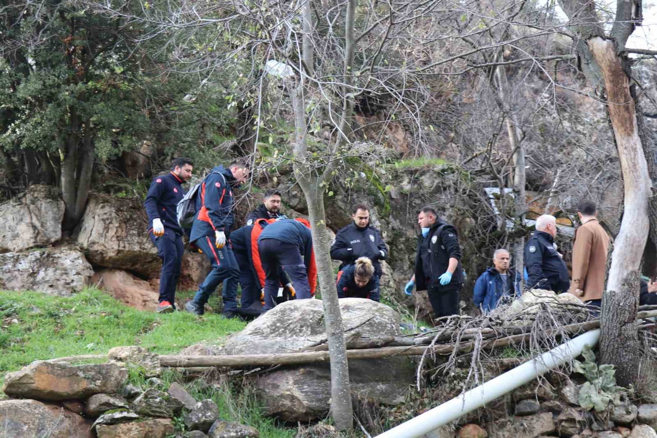 DENİZLİ’DE KAYIP OLARAK ARANAN 79 YAŞINDAKİ ALZHEİMER HASTASI ADAMIN CENAZESİ DERE KENARINDA...