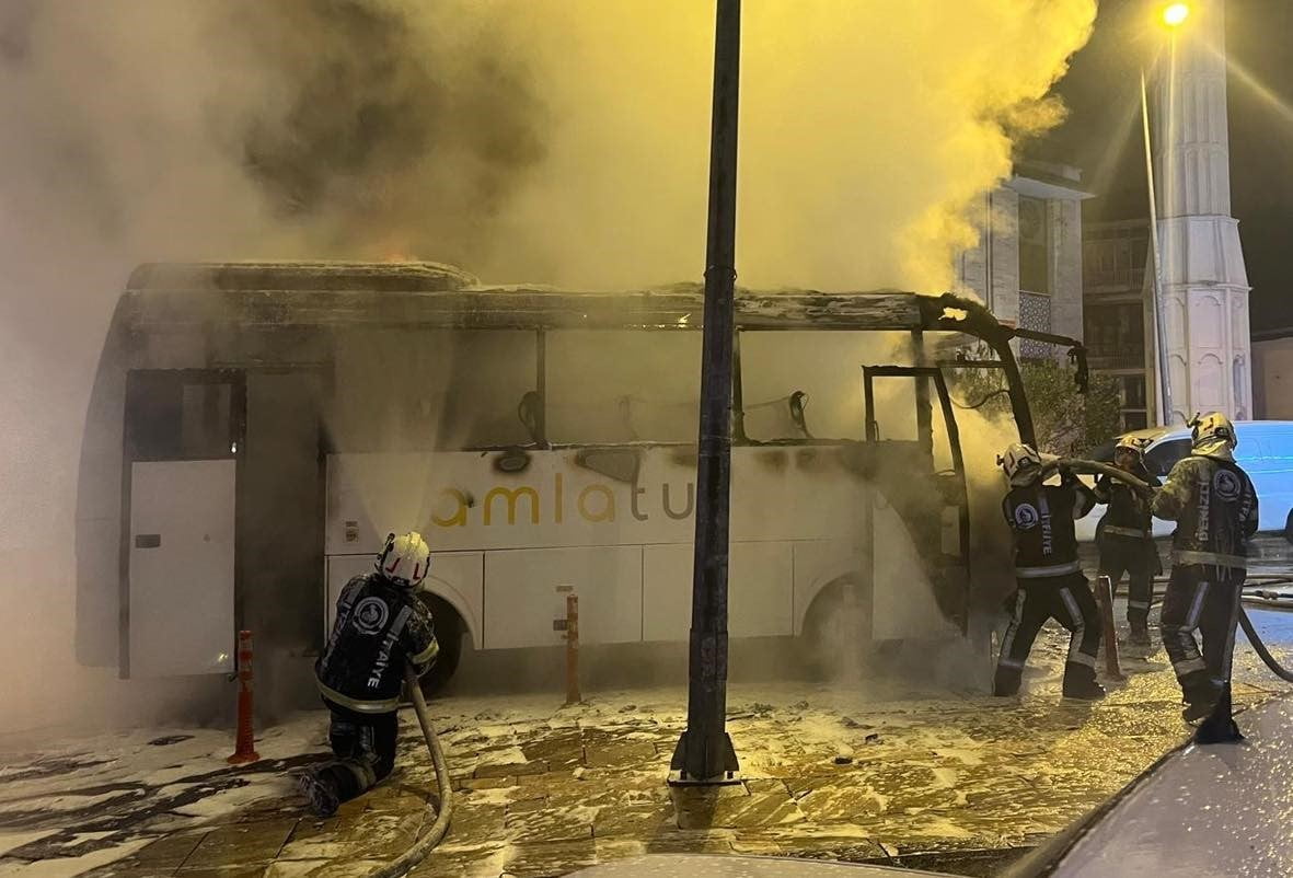 DENİZLİ’DE ORGANİZE SANAYİ BÖLGESİNDEKİ BİR FİRMANIN İŞÇİLERİNİ TAŞAIYAN SERVİS ŞOFÖRÜNÜN DİKKATİ...