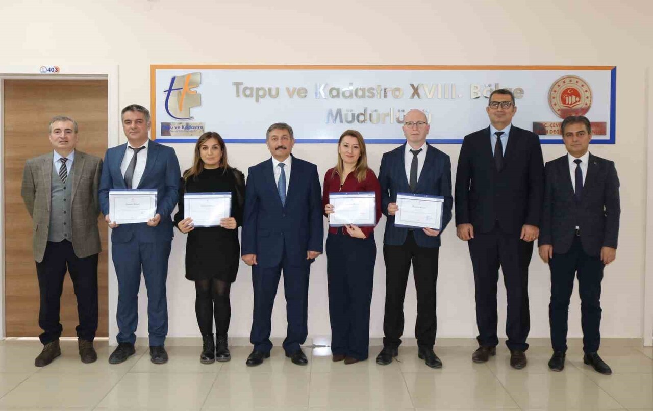 DENİZLİ’DE SAHTE KİMLİK İLE 20 MİLYONLUK ARSAYI SATMAYA ÇALIŞAN DOLANDIRICI, İLÇE TAPU MÜDÜRLÜĞÜ...