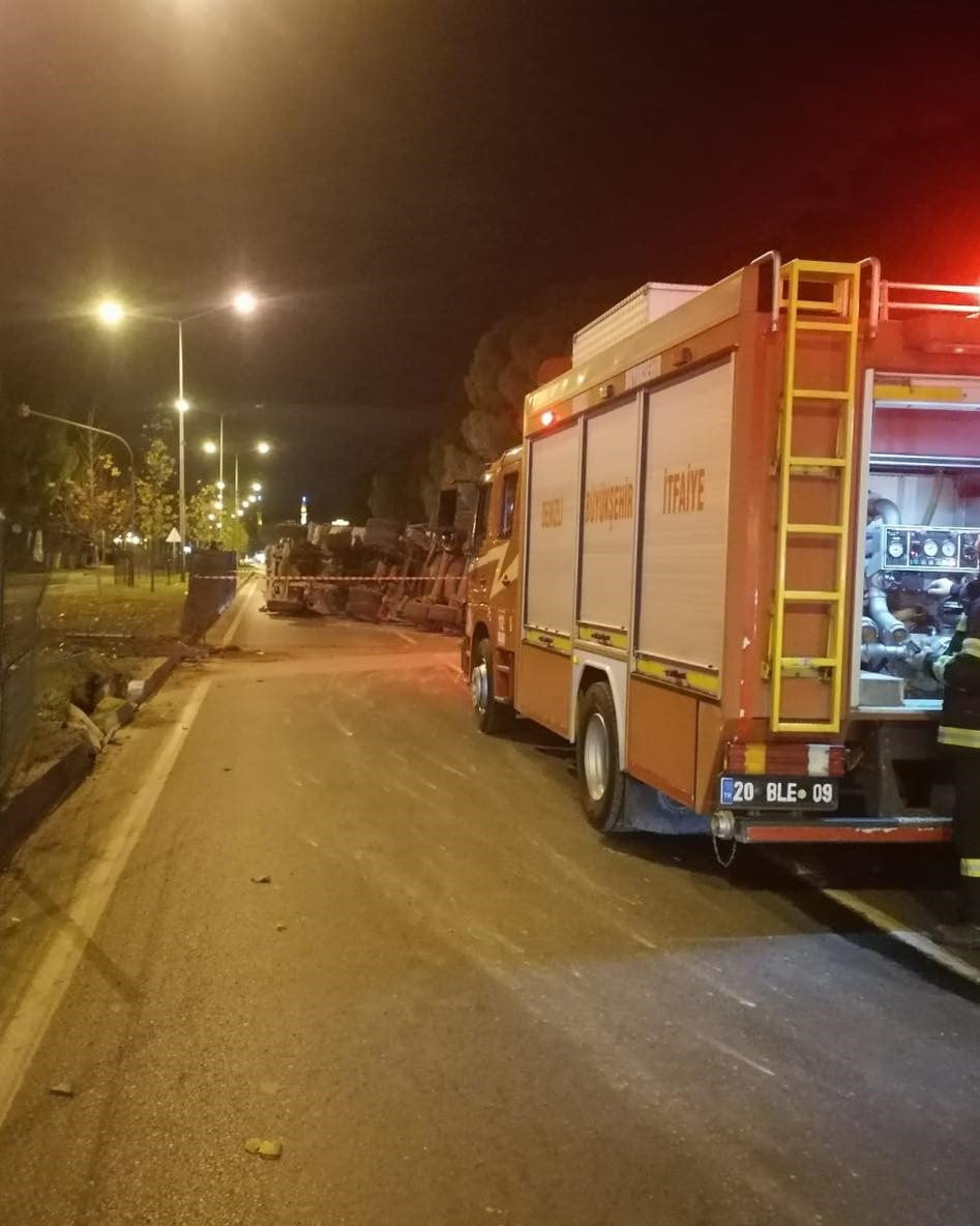 DENİZLİ’DE SEYİR HALİNDEKİ TIR HAKİMİYETİNİ KAYBETMESİ SONUCU YAN YATTI. TIRDA SIKIŞAN VATANDAŞ...