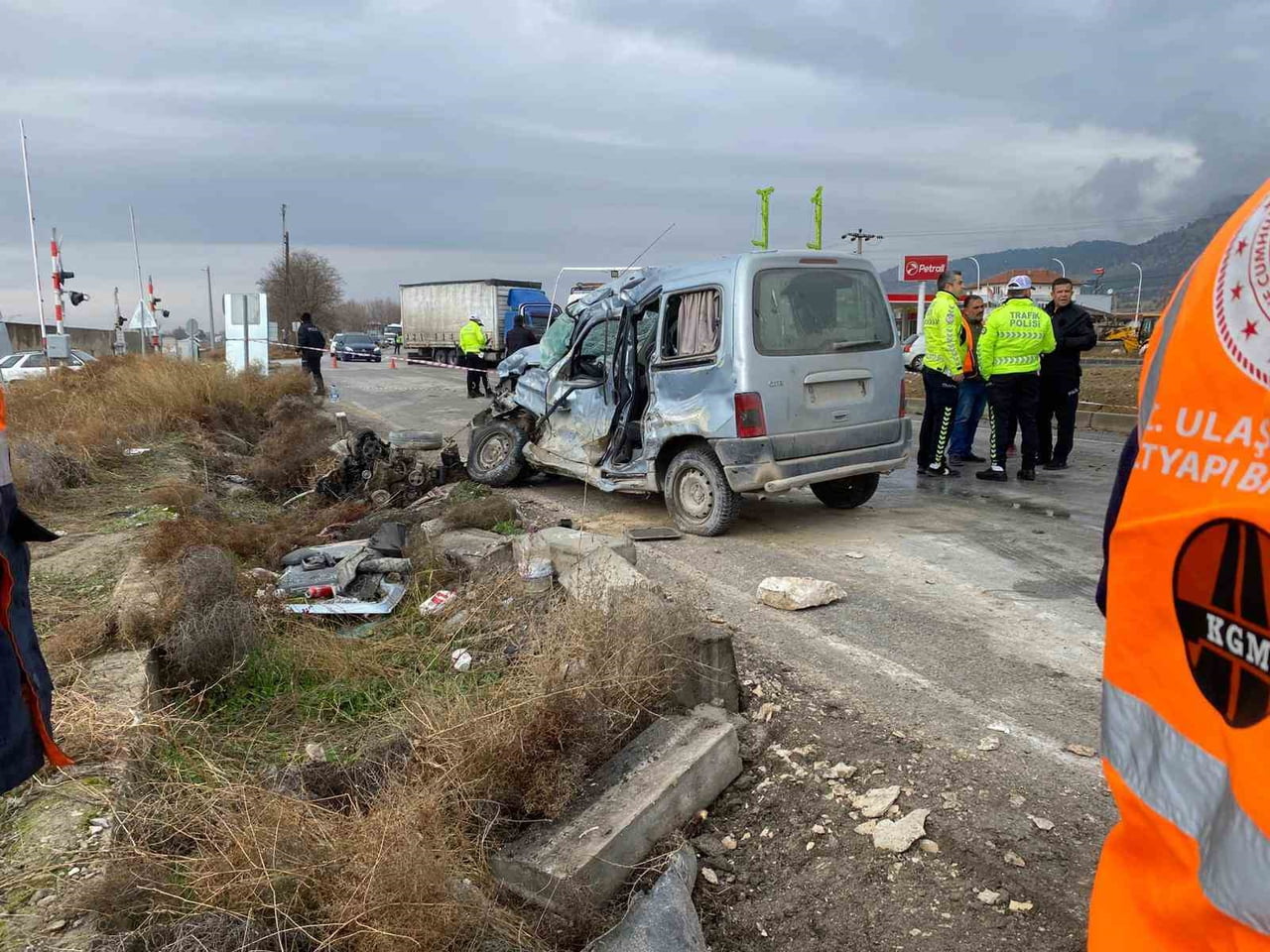 DENİZLİ’DE TALİ YOLDAN ANAYOLA ÇIKMAK İSTEYEN YAŞLI ADAMIN KULLANDIĞI OTOMOBİL MERMER YÜKLÜ TIRLA...