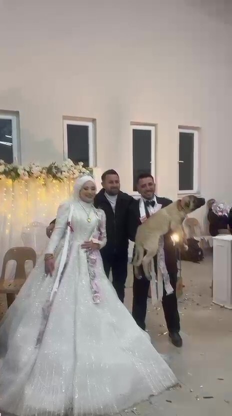 DENİZLİ’DE YENİ EVLENEN ÇİFTİN DÜĞÜNÜNDEKİ TAKI MERASİMİNDE DAMADIN ARKADAŞININ DÜĞÜN HEDİYESİ...