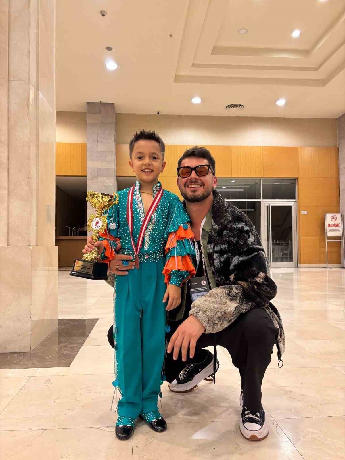 DENİZLİ’NİN 7 YAŞINDAKİ MİNİK YETENEĞİ TOPRAK ÇINAR ÇON, İSTANBUL’DA YAPILAN DÜNYA DANS SPORLARI...