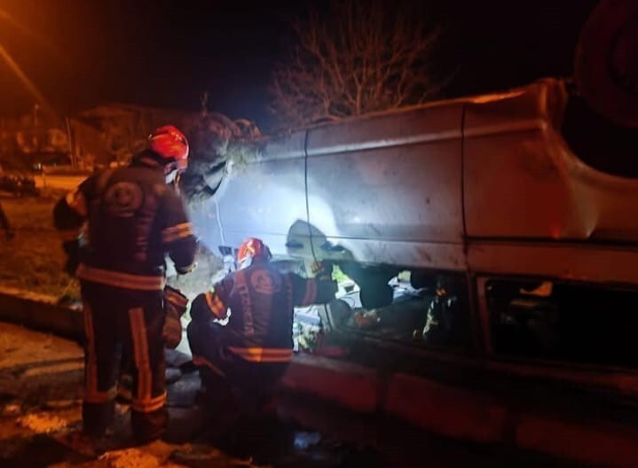 DENİZLİ’NİN ACIPAYAM İLÇESİNDE SEYİR HALİNDEYKEN HAKİMİYETİNİ KAYBETMESİ SONUCU YOLDAN ÇIKARAK YAN...