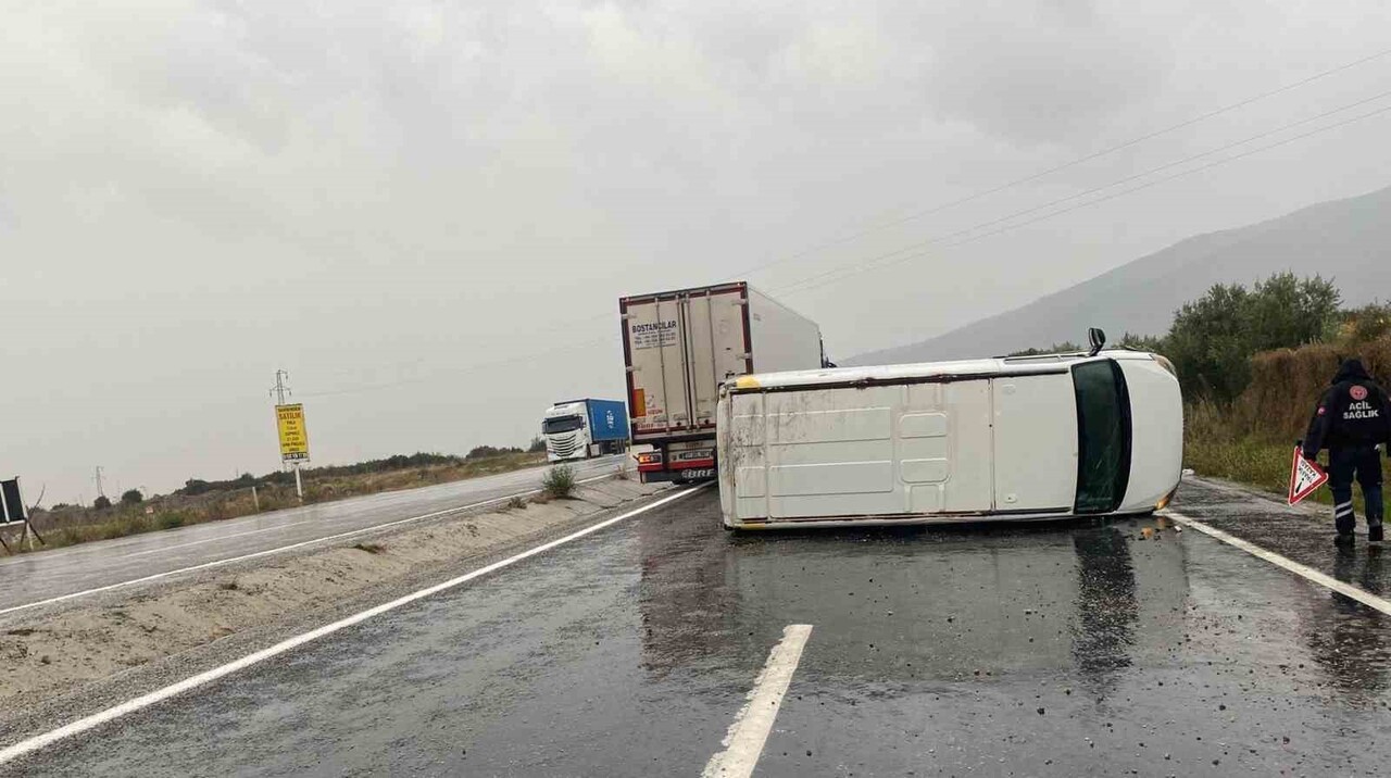 DENİZLİ’NİN BULDAN İLÇESİNDE MANİSA-DENİZLİ KARAYOLUNDA SEYİR HALİNDEKİ MİNİBÜS HAKİMİYETİNİ...