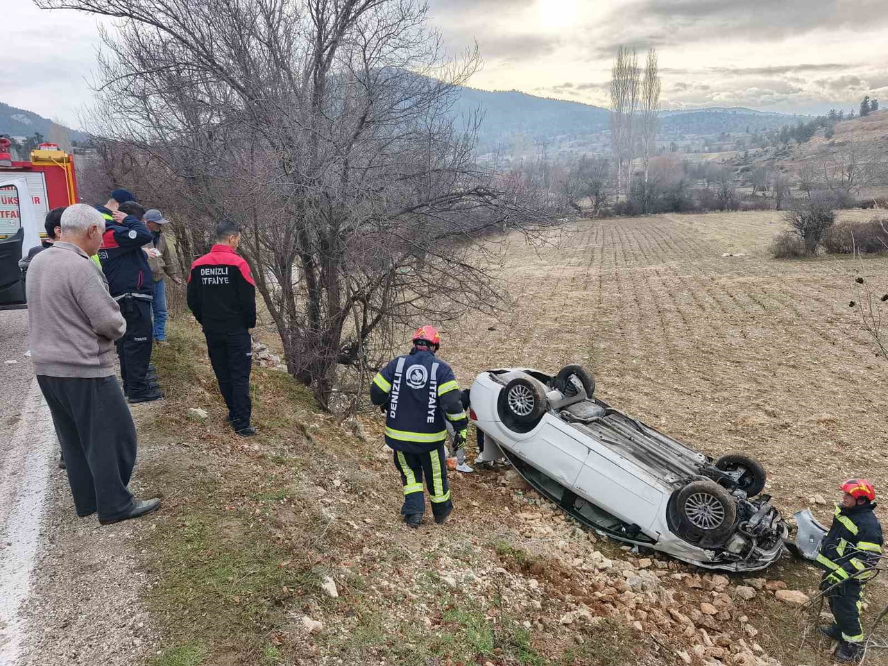 DENİZLİ’NİN ÇAMELİ İLÇESİNDE YAĞIŞ NEDENİYLE KONTROLDEN ÇIKAN OTOMOBİLİN TARLAYA UÇMASI SONUCU...