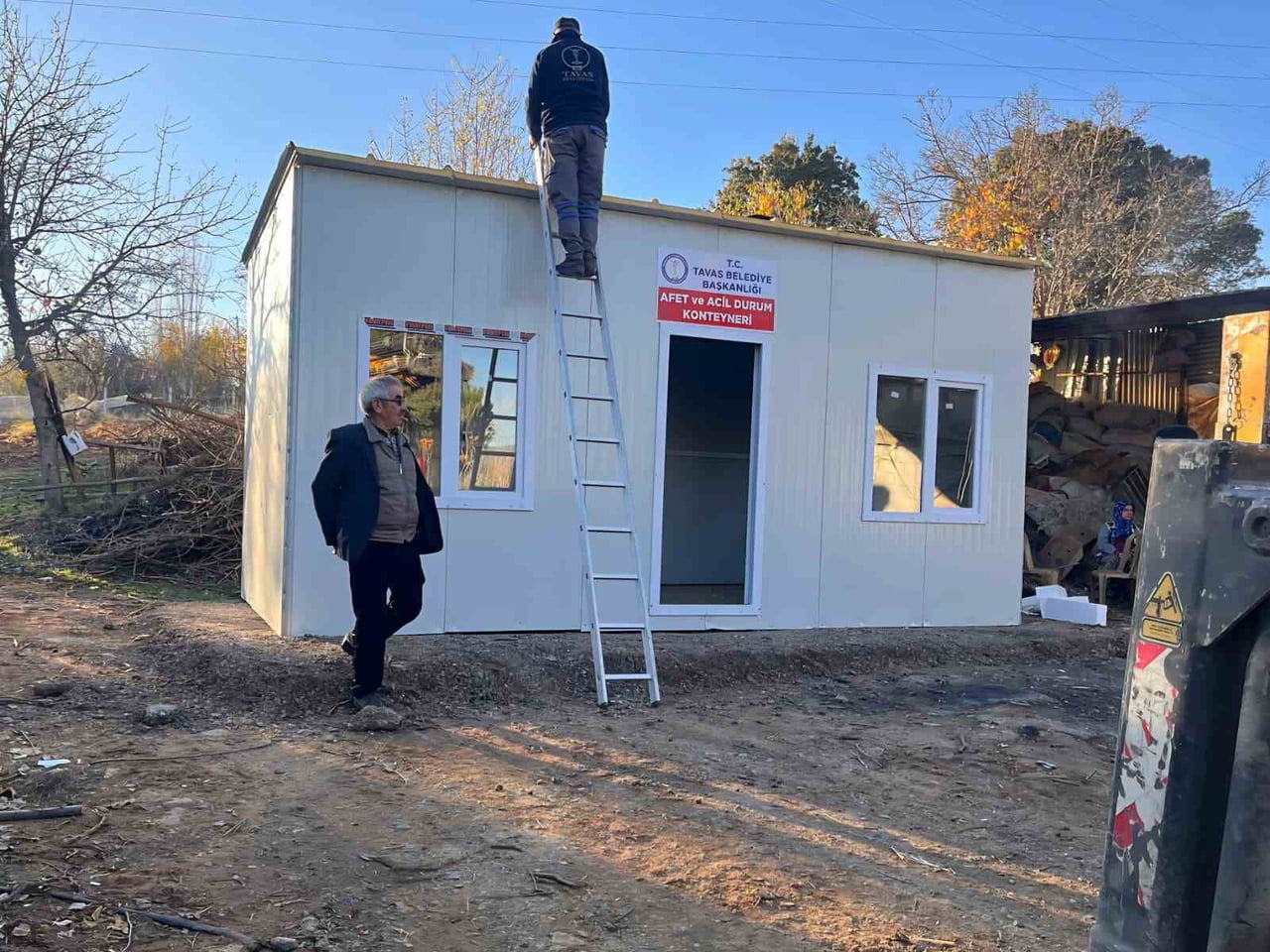 DENİZLİ’NİN TAVAS İLÇESİNDE ELEKTRİK HATTINDAN ÇIKAN YANGINDA EVLERİ KULLANILAMAZ HALE GELEN...