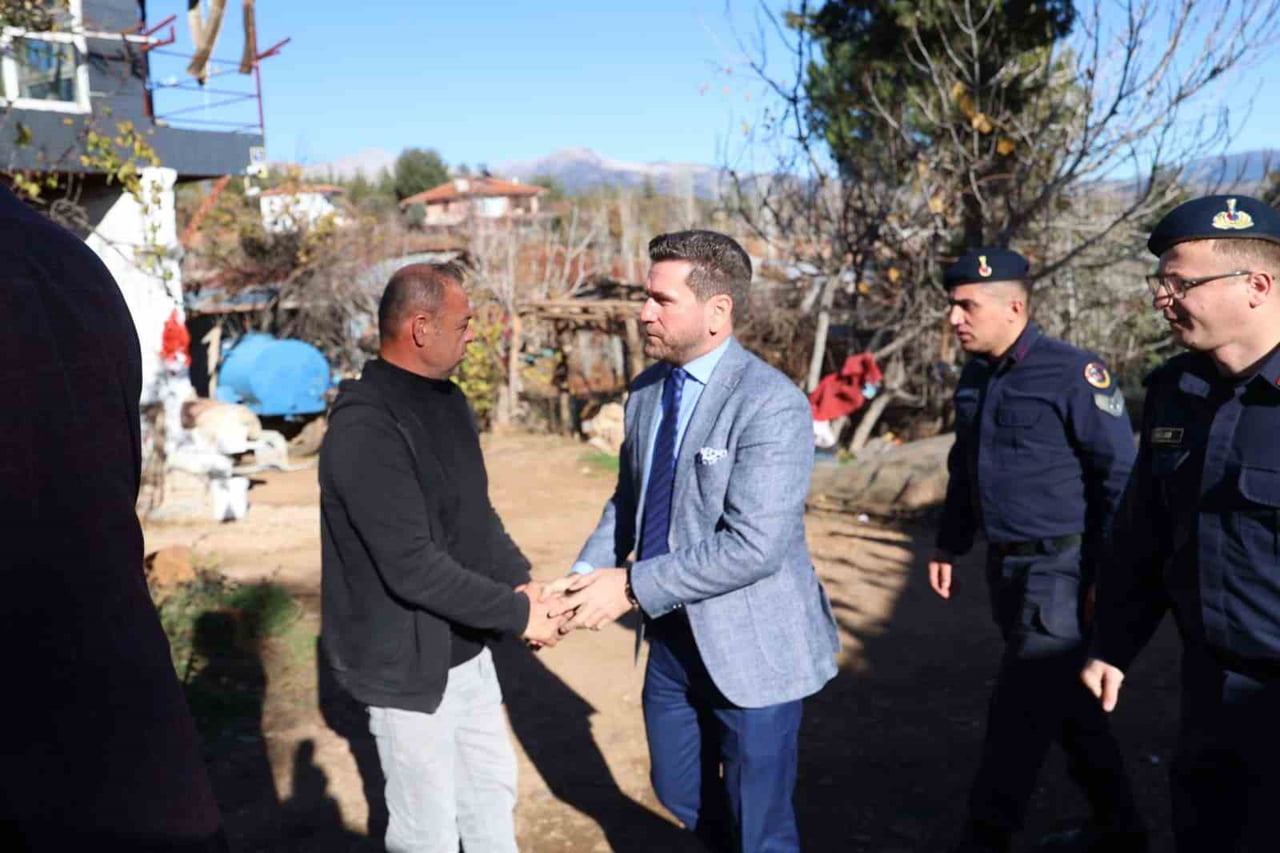 DENİZLİ’NİN TAVAS İLÇESİNDE ELEKTRİK HATTINDAN ÇIKAN YANGINDA EVLERİ KULLANILAMAZ HALE GELEN...