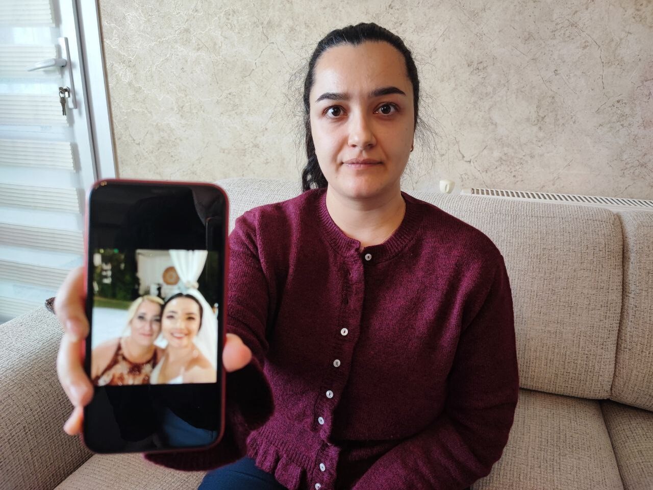 DEPREMDE ANNESİNİ, BABASINI VE KIZ KARDEŞİNİ KAYBEDEN ÖZLEM ÇELİK KARARA İSYAN ETTİ.