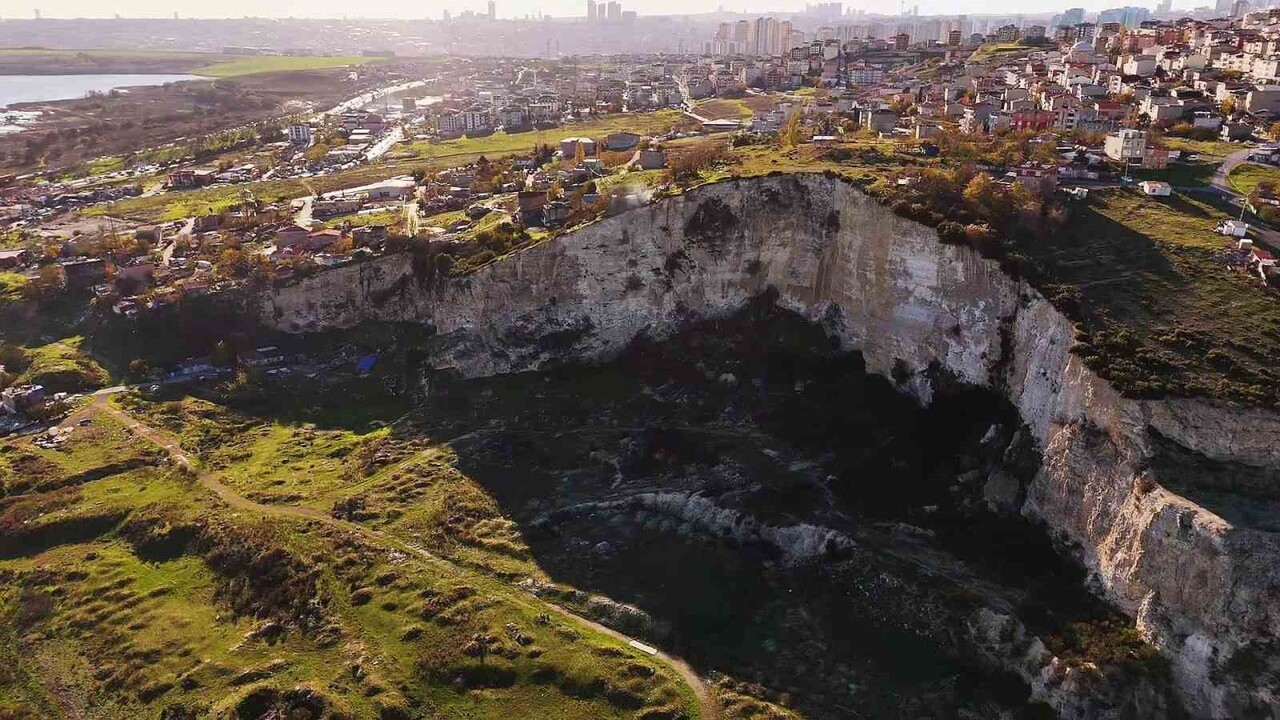 DERİN UÇURUMLARLA ÇEVRİLİ ALANIN ORTASINDA KURULAN MAHALLE, UZAKTAN BAKANLARIN YÜREĞİNİ AĞIZA...