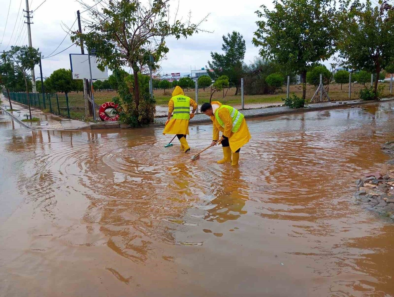 DİDİM’DE ETKİSİNİ GÖSTEREN YOĞUN YAĞIŞIN ARDINDAN KENT GENELİNDE OLUŞAN SU BİRİKİNTİLERİ VE...