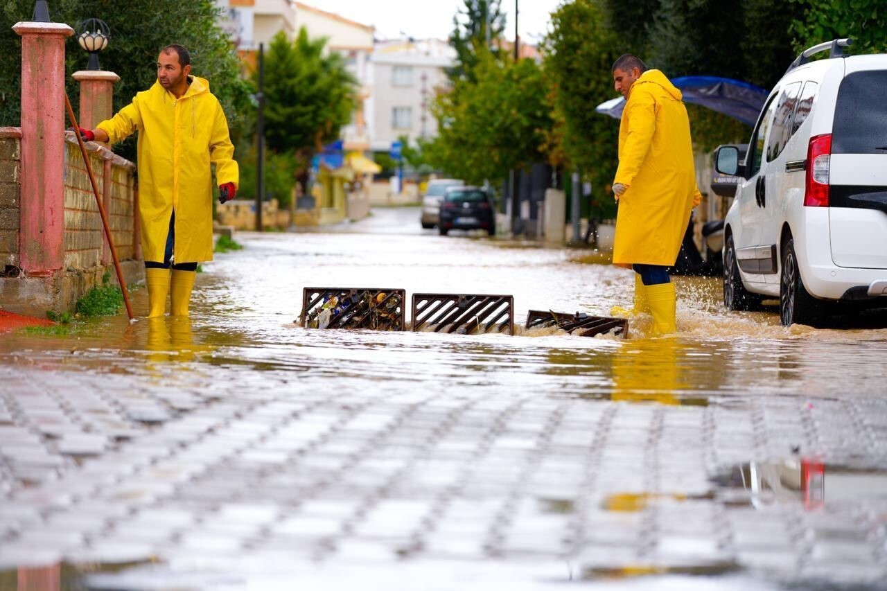 DİDİM’DE ETKİSİNİ GÖSTEREN YOĞUN YAĞIŞIN ARDINDAN KENT GENELİNDE OLUŞAN SU BİRİKİNTİLERİ VE...