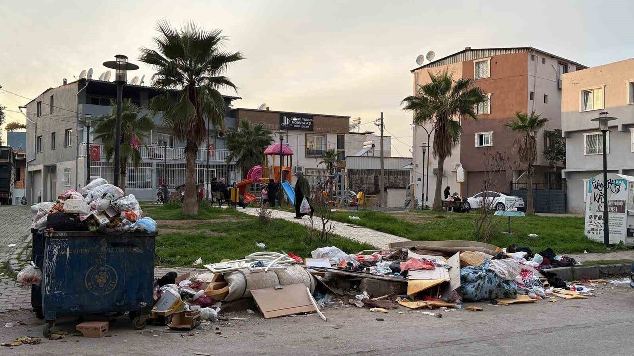 DİNLENMEK, NEFES ALMAK İÇİN ÇOCUKLARIYLA PARKA ÇIKAN VATANDAŞLAR, PARKLARIN YANI BAŞINDA BİRİKEN...