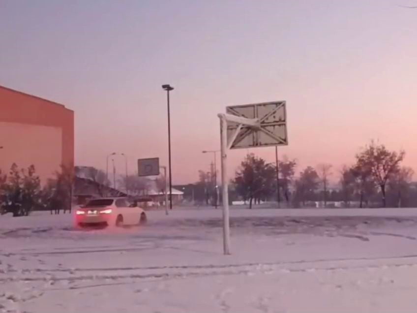 DİYARBAKIR'DA BİR KİŞİ, KAR YAĞIŞI SONRASI OLUŞAN BUZUN ÜSTÜNDE ARACIYLA DRİFT ATTI, O ANLAR CEP...