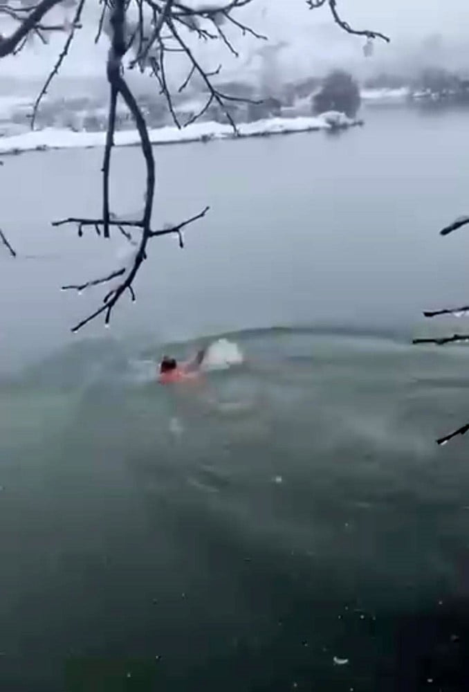 DİYARBAKIR'DA BİR VATANDAŞ, YOĞUN KAR YAĞIŞI ALTINDA DİCLE NEHRİNE GİRDİ.
