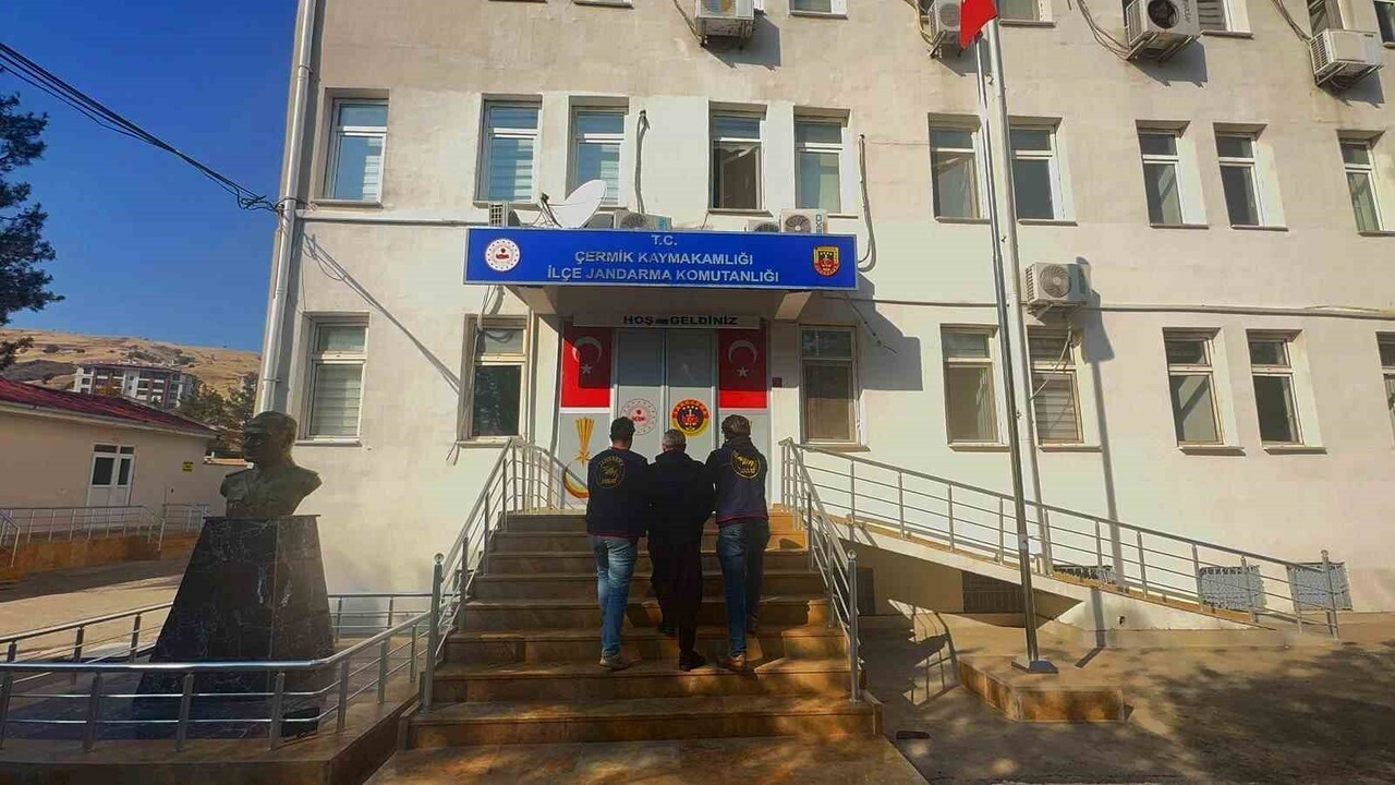 DİYARBAKIR'DA DÜZENLENEN OPERASYONLARDA HAKLARINDA KESİNLEŞMİŞ HAPİS CEZASI BULUNAN 76 KİŞİ...