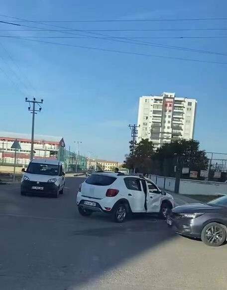 DİYARBAKIR'DA İKİ ARACIN ÇARPIŞMASI SONUCU MEYDANA GELEN TRAFİK KAZASINDA 2 KİŞİ YARALANDI.