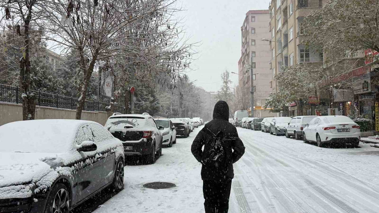 DİYARBAKIR'DA KAR YAĞIŞI HAYATI OLUMSUZ ETKİLEDİ.