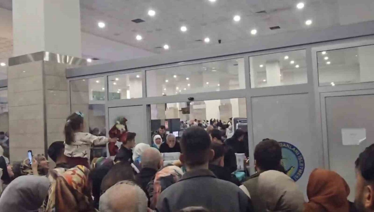 DİYARBAKIR'DAN KUTSAL TOPRAKLARA GİDEN 80 KİŞİLİK KAFİLE YURDA DÖNDÜ.