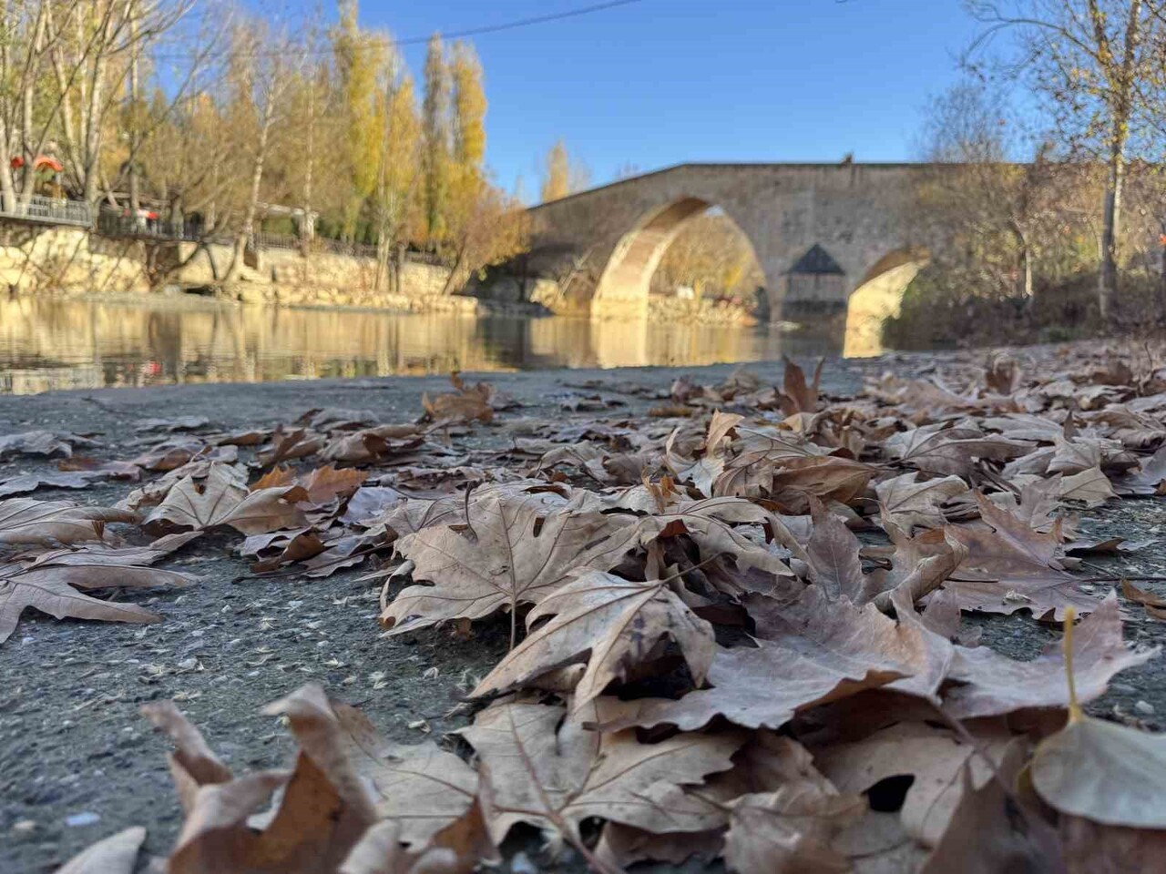 DİYARBAKIR'IN ÇERMİK İLÇESİNDE BULUNAN TARİHİ ARTUKLU ESERİ HABURMAN KÖPRÜSÜ, KIŞ MEVSİMİNDE...