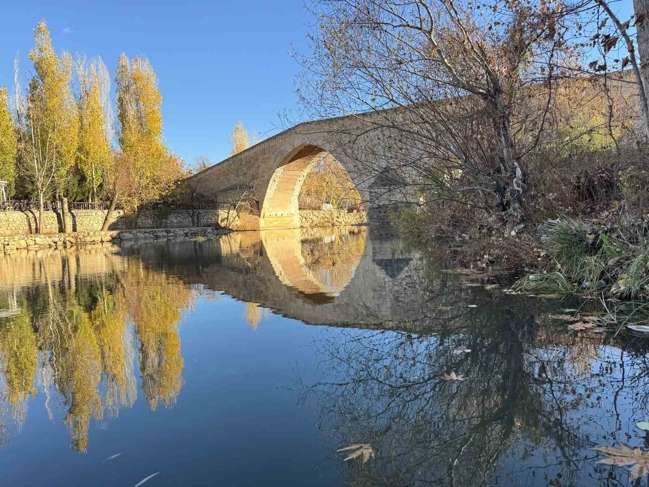 DİYARBAKIR'IN ÇERMİK İLÇESİNDE BULUNAN TARİHİ ARTUKLU ESERİ HABURMAN KÖPRÜSÜ, KIŞ MEVSİMİNDE...