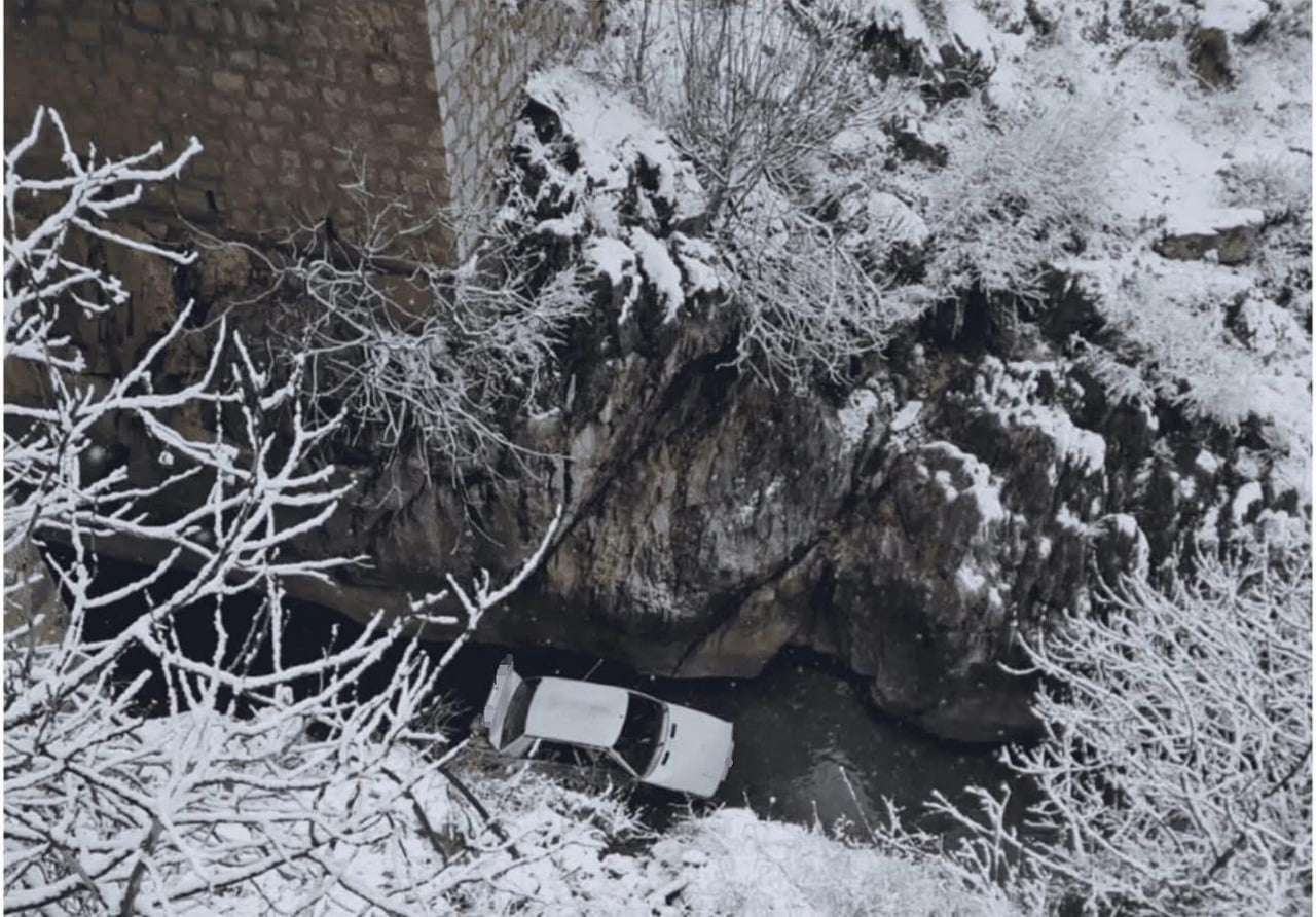 DİYARBAKIR'IN ÇERMİK İLÇESİNDE BUZLANMA NEDENİYLE DEREYE DÜŞEN OTOMOBİLDEKİ 3 KİŞİ...