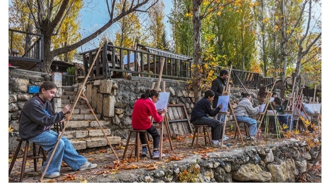 DİYARBAKIR'IN ÇERMİK İLÇESİNDE ÖĞRENCİLER TARİHİ VE DOĞAYI TUVALE TAŞIYOR.