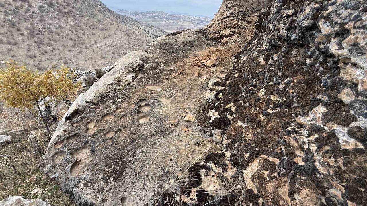 DİYARBAKIR'IN KOCAKÖY İLÇESİNDE BİNLERCE YILIN SONUNDA OLUŞAN "DAMLA LAPYALARI"...