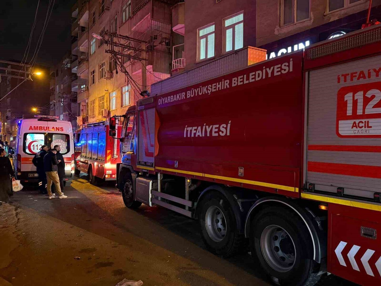 DİYARBAKIR'IN MERKEZ BAĞLAR İLÇESİNDE EŞİYLE TARTIŞAN ŞAHIS, EVİNİ ATAŞE VERDİ. YANGIN, İTFAİYE...