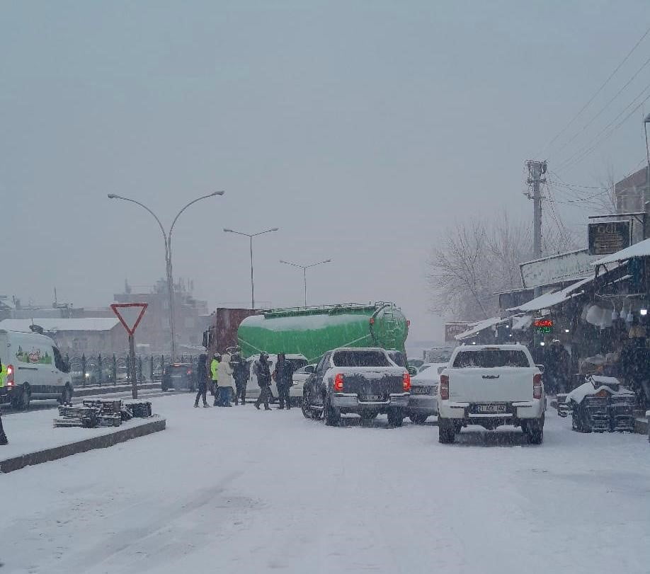 DİYARBAKIR'IN MERKEZ YENİŞEHİR İLÇESİNDE KAR YAĞIŞI NEDENİYLE BETON MİKSERİNİN DE ARALARINDA...