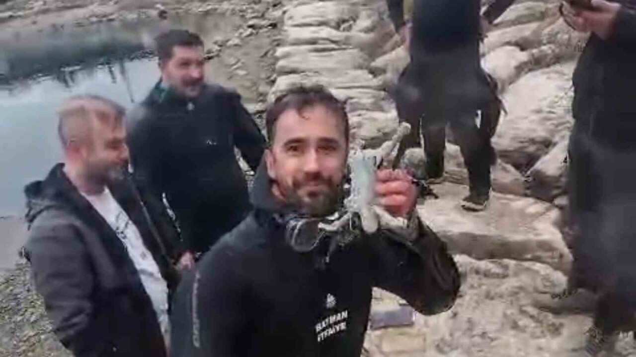 DİYARBAKIR'IN SİLVAN İLÇESİNDE DALGIÇ EKİPLERİNİN SUALTI ÇALIŞMASINDA ÇOK SAYIDA TEKNOLOJİK ÜRÜNÜ...