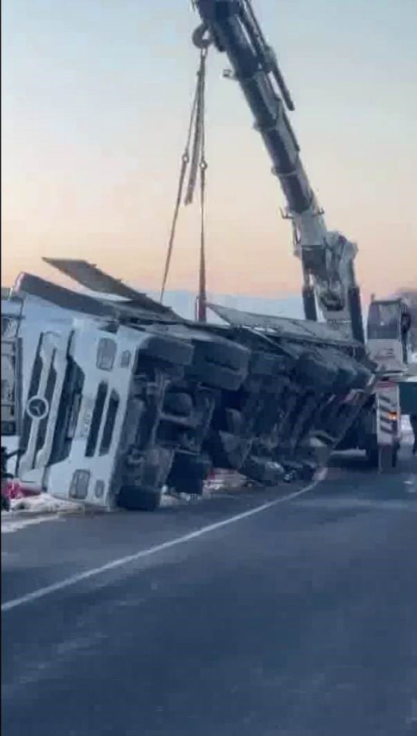 DİYARBAKIR BİNGÖL KARAYOLUNDA BUZLANMA NEDENİ İLE SÜRÜCÜSÜNÜN DİREKSİYON HAKİMİYETİNİ KAYBETTİĞİ...