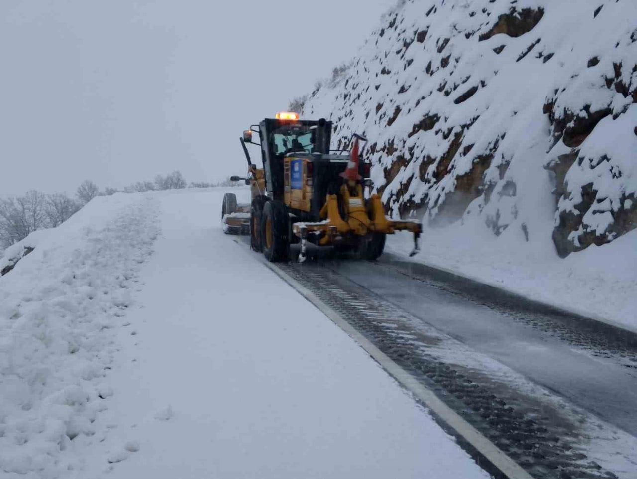 DİYARBAKIR BÜYÜKŞEHİR BELEDİYESİ EKİPLERİ, LİCE, KULP, HANİ VE ÇERMİK İLÇELERİNDE ETKİLİ OLAN KAR...