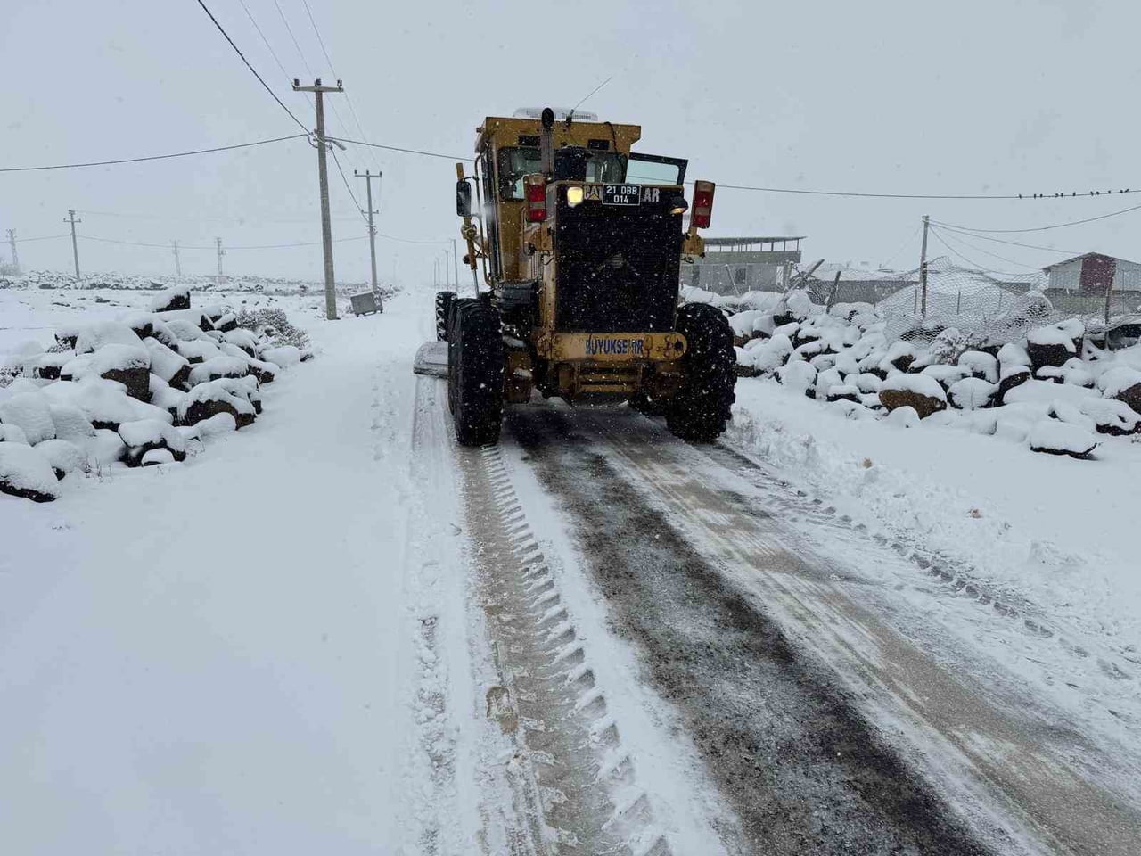 DİYARBAKIR BÜYÜKŞEHİR BELEDİYESİ, KENTTE ETKİLİ OLAN KAR YAĞIŞININ ARDINDAN KIRSAL MAHALLELERDE...