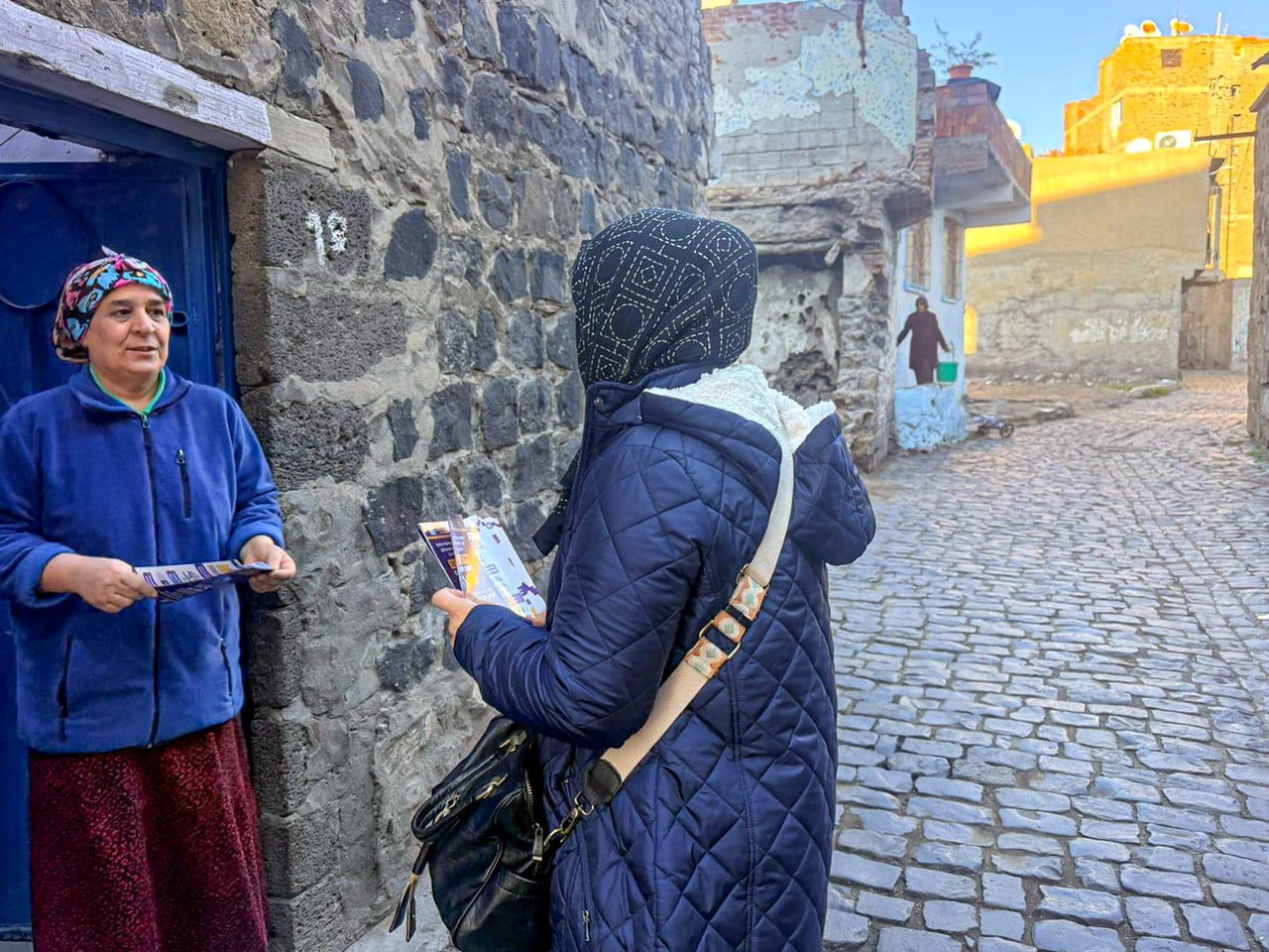 DİYARBAKIR BÜYÜKŞEHİR BELEDİYESİ, LALEBEY MAHALLESİ’NDE 102 HANEYİ ZİYARET EDEREK KADINLARA...