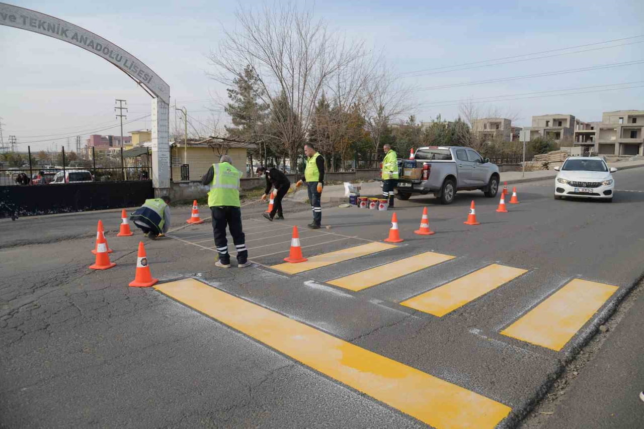 DİYARBAKIR BÜYÜKŞEHİR BELEDİYESİ, “YERİNDE ÇÖZÜM” ÇALIŞMALARI KAPSAMINDA KENT GENELİNDE...