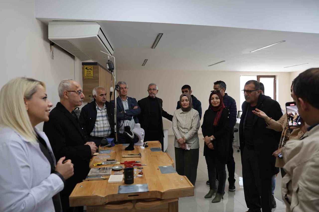 DİYARBAKIR’DA 57 YILDIR KUYUMCU SEKTÖRÜNDE ZANAATKAR OLAN 64 YAŞINDAKİ MEHMET ALİ AKINSOY, KENTİN...