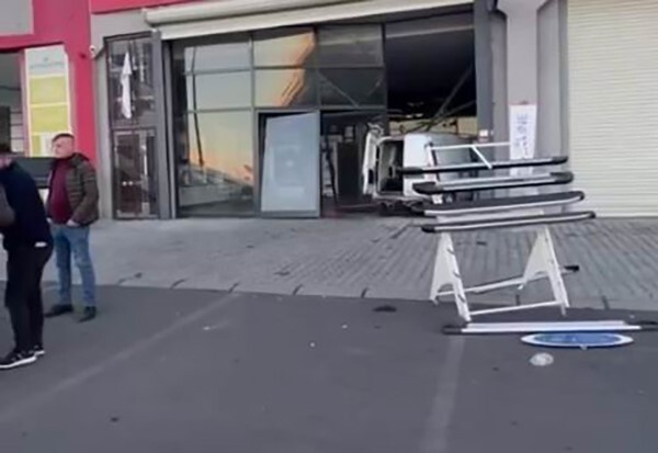 DİYARBAKIR’DA BİR KİŞİ, BİNDİĞİ ARAÇTA FREN YERİNE GAZA BASINCA BİR İŞ YERİNE GİRDİ. KAZADA BİR...