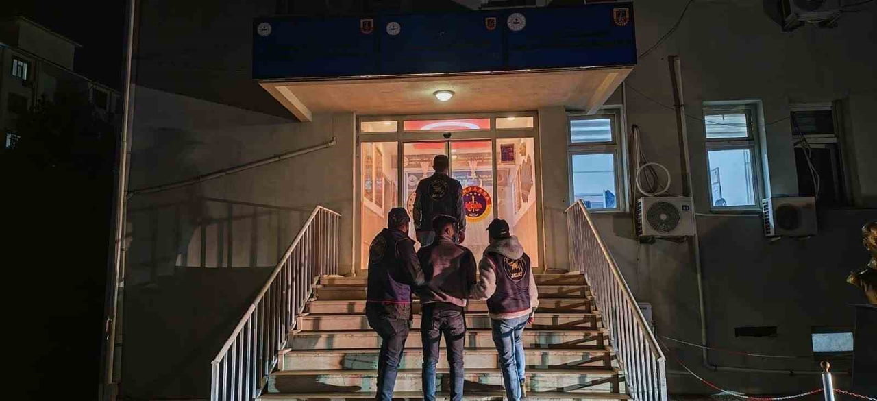 DİYARBAKIR’DA JANDARMA EKİPLERİNCE DÜZENLENEN OPERASYONLARINDA HAKLARINDA ARAMA KARARI BULUNAN 110...