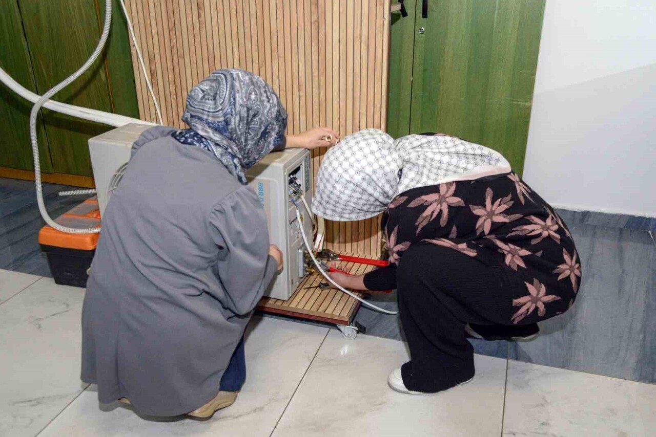 DİYARBAKIR’DA KADINLAR, DÜZENLENEN EĞİTİM PROGRAMI SAYESİNDE KLİMA, KOMBİ VE PETEK BAKIMINI...