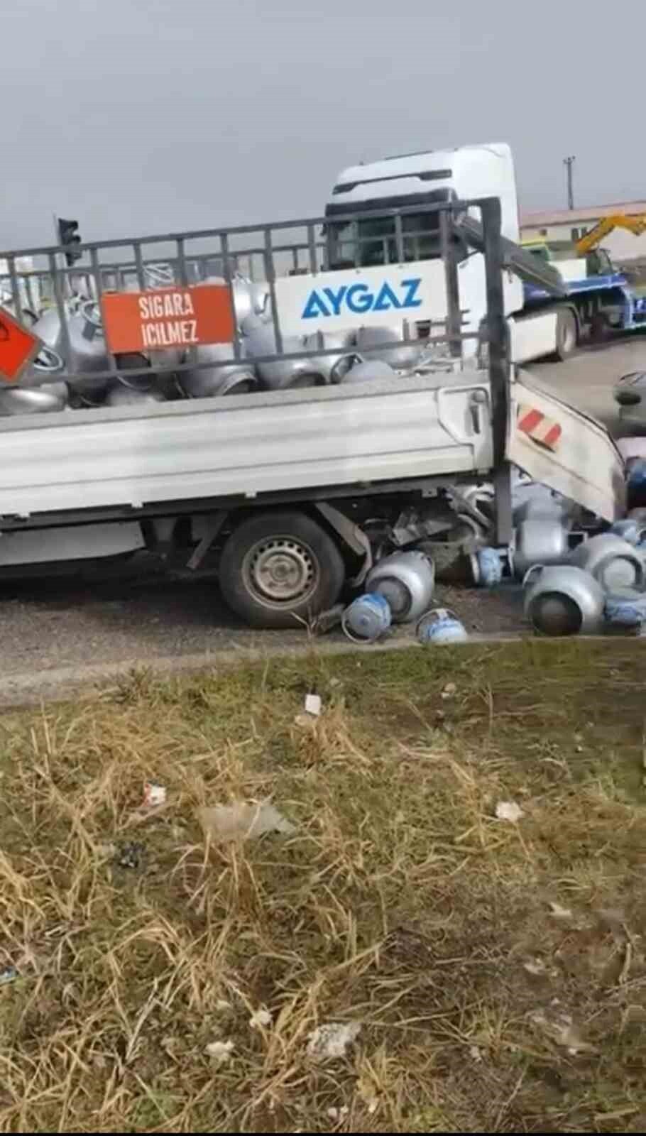 DİYARBAKIR’DA OTOMOBİL, İÇİNDE ONLARCA TÜP BULUNAN KAMYONETE ARKADAN ÇARPTI. KAZADA TÜPLERİN...