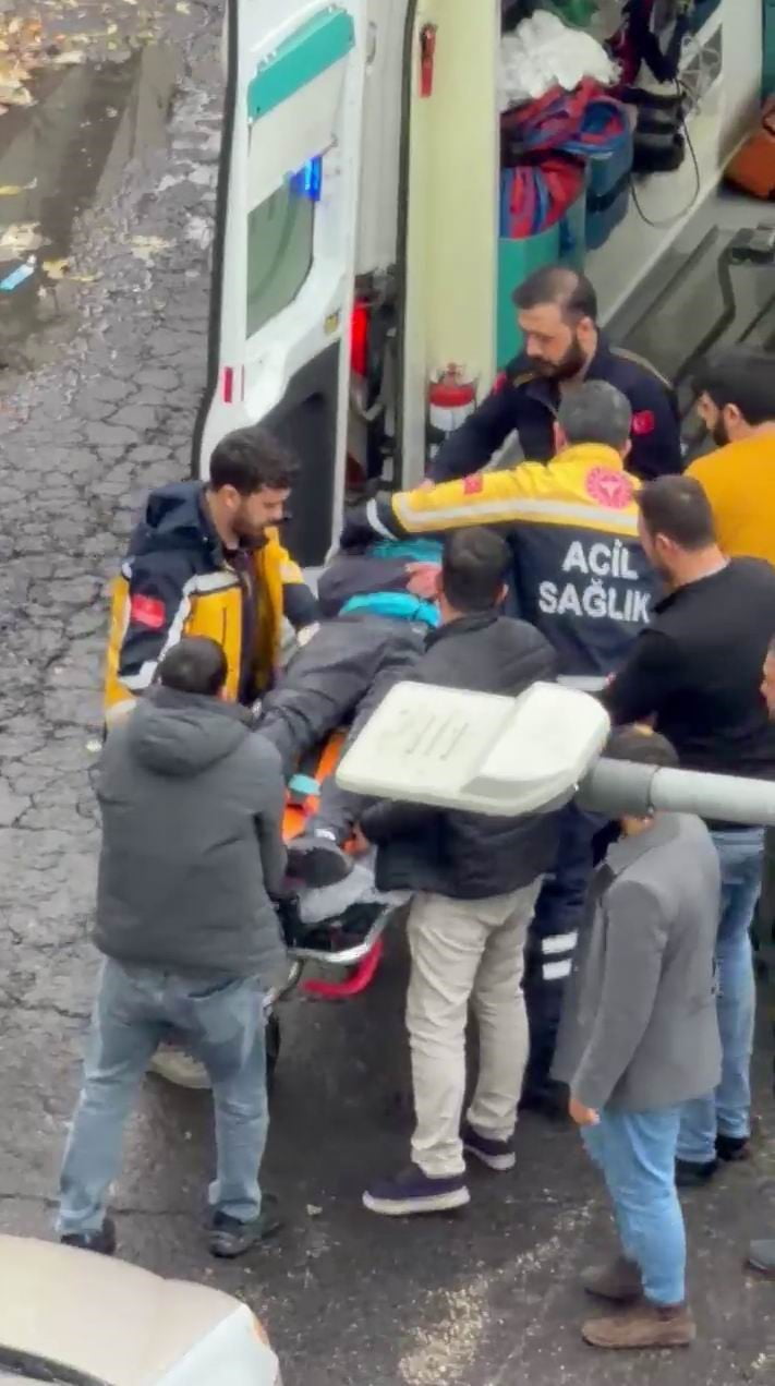 DİYARBAKIR’DA OTOMOBİL MOTOKURYEYE ÇARPTI. KAZADA MOTOSİKLET SÜRÜCÜSÜ YARALANDI.