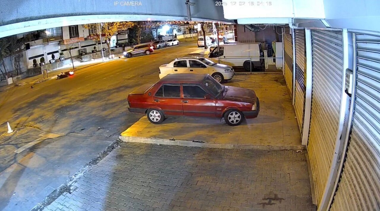 DİYARBAKIR’DA OTOMOBİL SEYİR MOTOKURYEYE ÇARPTI. KAZADA BİR KİŞİ YARALANIRKEN, O ANLAR GÜVENLİK...