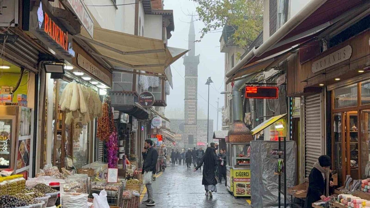 DİYARBAKIR’DA SABAH SAATLERİNDE ETKİLİ OLAN YOĞUN SİS, KENTİN TARİHİ MEKANLARINI ADETA GÖRÜNMEZ...