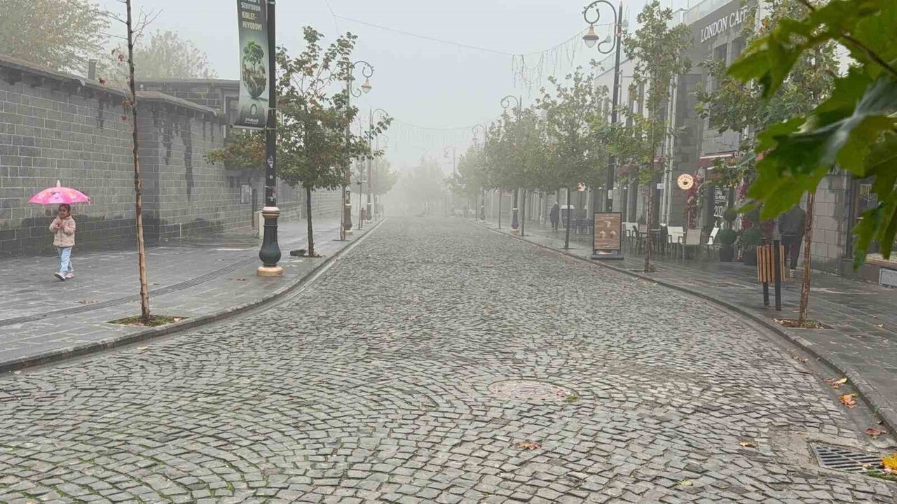 DİYARBAKIR’DA SABAH SAATLERİNDE ETKİLİ OLAN YOĞUN SİS, KENTİN TARİHİ MEKANLARINI ADETA GÖRÜNMEZ...
