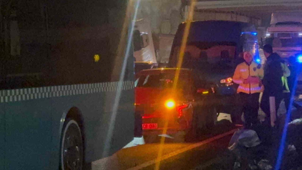 DİYARBAKIR’DA ŞANLIURFA KARAYOLUNDA MEYDANA GELEN TRAFİK KAZASINDA YOLUN KARŞISINA GEÇMEYE ÇALIŞAN...